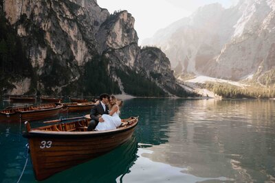 Bruidsfotografie met een tijdloze en emotionele stijl, professioneel vastgelegd door Melissa Boer.