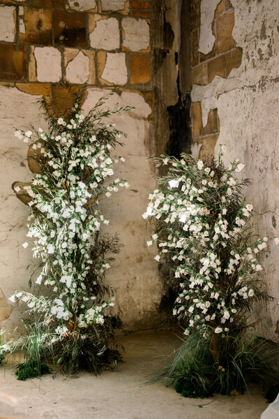 Sculptural wedding flowers styled at Mountain Shadows Resort, Scottsdale Arizona designed by Snapdragon Bloom Bar