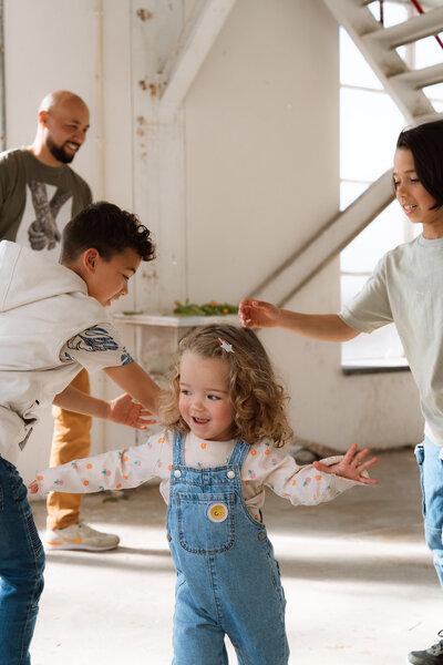 vader zoon en dochter dansen tussen de bubbels - zevenbergen