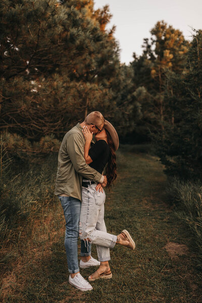 couple kissing in the grass professional photos