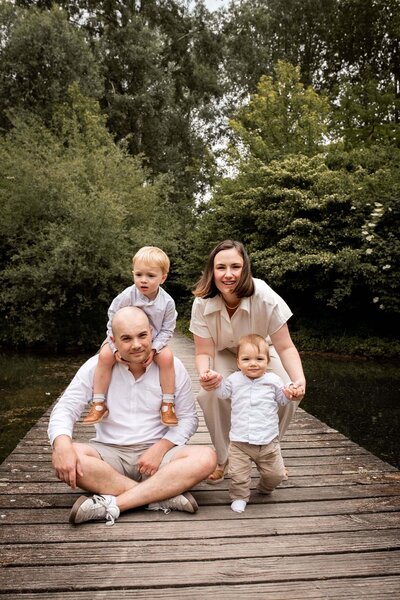 Photo de famille en pleine nature 1 d'arrière plan du service que propose Manon Klisz : la création de contenu UGC pour les marques