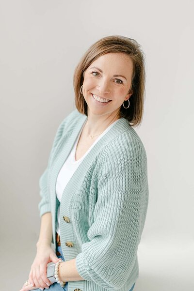 Taylor Kelley, an elevated Kansas photographer capturing weddings with joy and luxury. 