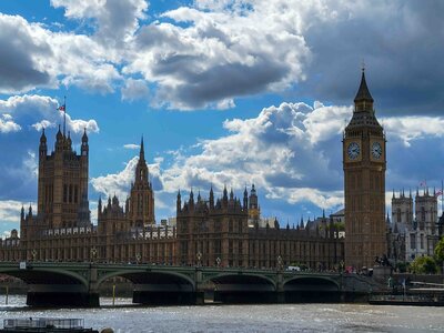 Big Ben and the Houses of Parliament rising over the River Thames, with dramatic clouds in the sky above London ©Stephanie Dosch | theViatrix England Private Luxury Travel