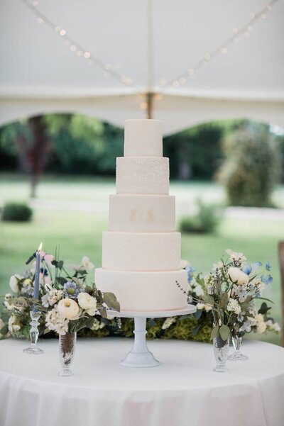 white-wedding-cake