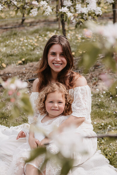 Een mooi motherhoodshoot gedaan in de boomgaard van Wemeldinge. Dit was tijdens de bloesem