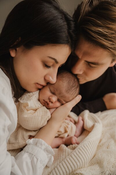 Newborn met haar mama tijdens newbornshoot