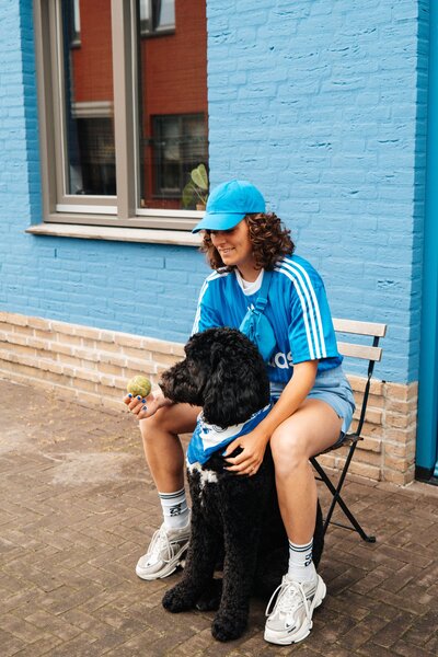 Femke Verspaget met Bernedoodle hond
