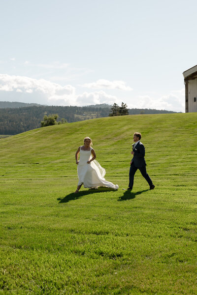 bride-and-groom-running-in-grass-001