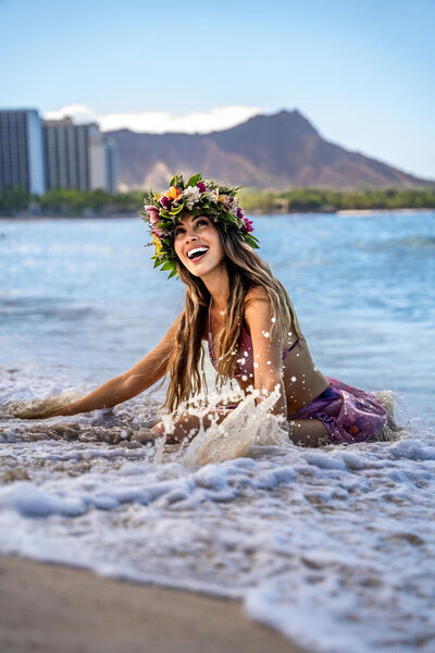 Woman wearing haku lei in Waikiki showing hawaii portrait photography