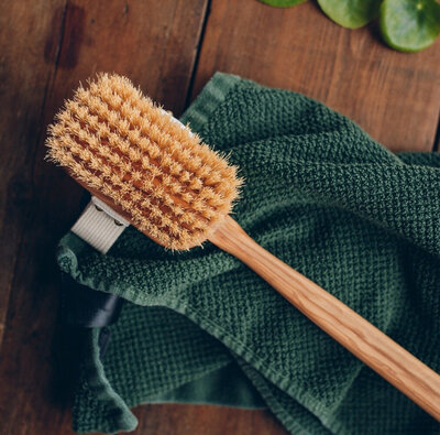 Castorvida Body Brush to support lymphatic drainage, exfoliation and circulation.