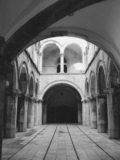 A black-and-white photo of the courtyard of the Sponza palace in Dubrovnik's Old Town, Croatia ©Stephanie Dosch | theViatrix Luxury Travel