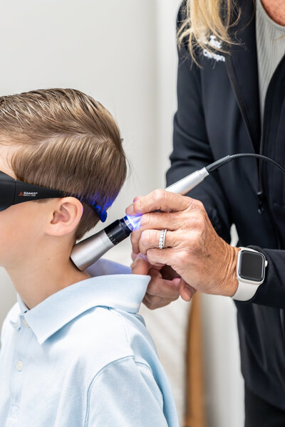 Dr. Tori performing a Holistic Haven laser therapy