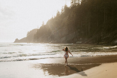 Fall senior picture of senior girl in the Columbia River Gorge in Oregon