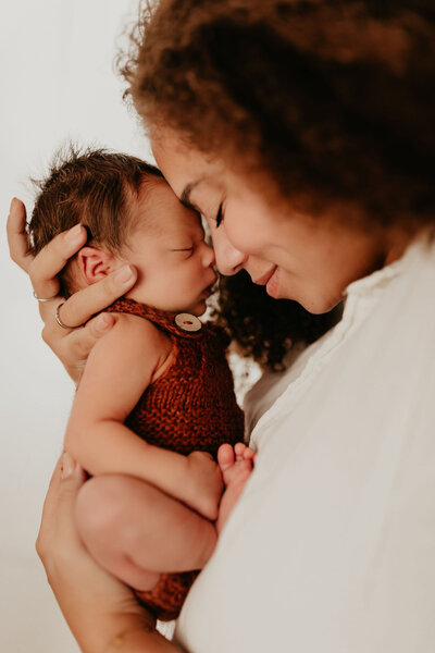 Newborn fotografie in daglicht studio door Maud van den Heuvel Photography