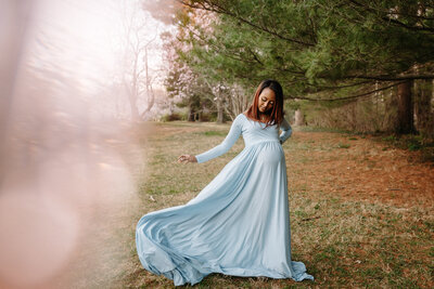 mother walks with daughter at Abingdon Vineyard Winery