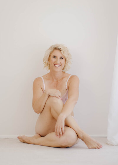 woman posed in boudoir session with alyce holzy.