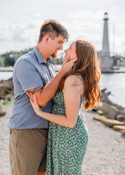 couple embracing in front of lighthouse
