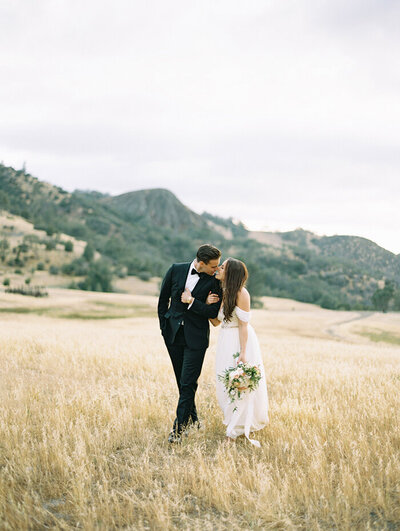 19-rustic-mountainside-wedding