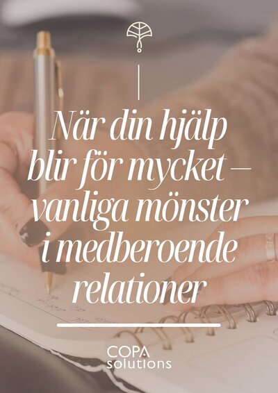 Person som skriver i anteckningsbok med kaffe – landningssida för checklistan När din hjälp blir för mycket om medberoende