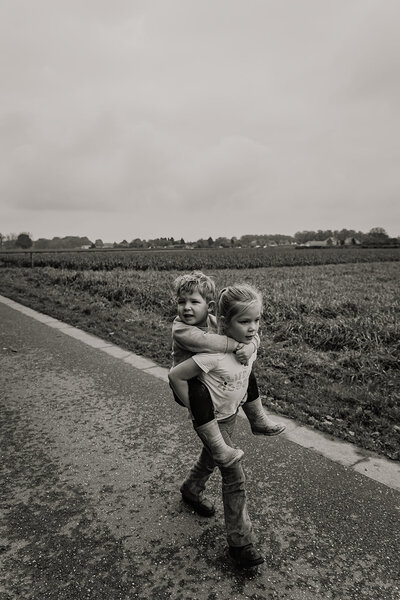 gezins fotoshoot gezinsfotografie fotoshoot gezin fotograaf eindhoven fotograaf in noord brabant trouwfotograaf zwangerschapsfotoshoot spontane gezinsfoto's gezinsshoot buiten