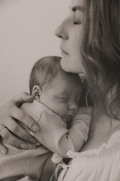 las-vegas-newborn-bw-mother-snuggle