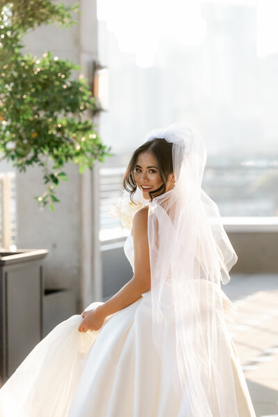running bride with veil at la tesserae