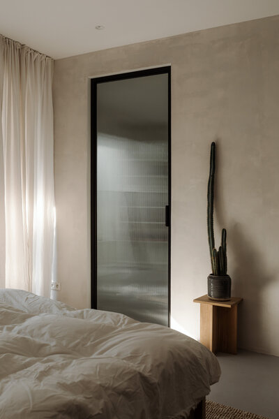 kaboompics_slow-living-bedroom-with-natural-textures-and-neutral-shades-38918