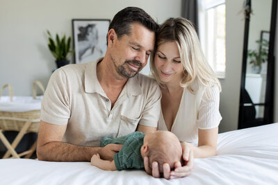 trotse ouders en hun newborn baby