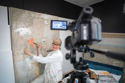 Adele teaching painting techniques while recording