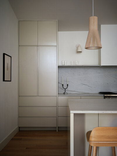 fb-dropcloth-kitchen-design-scandinavian-wood-light-quartzite-backsplash-countertops-floating-stone-shelf-bocci-outlet-oak-stools-austin-home-house-franc