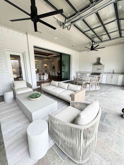 Best remodeling and design interior service in Frisco, featuring a white outdoor living room with elegant furniture and a welcoming atmosphere.