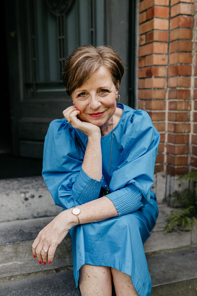 Portret van een vrouw vooraan haar deur tijdens een branding shoot