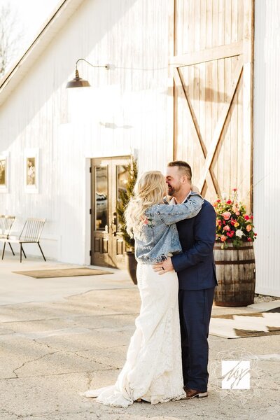 couple kissing outside of wedding venue