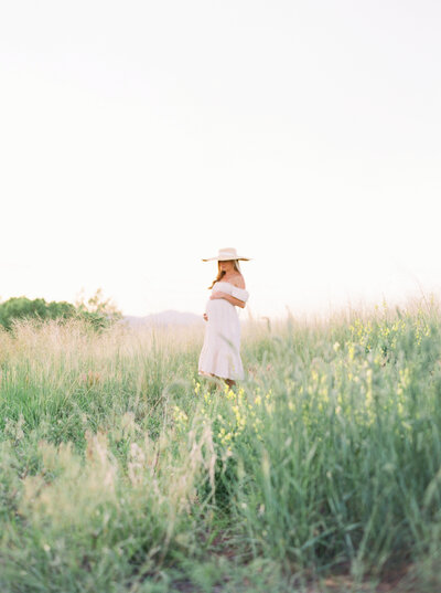 Denver Photographer Featuring a Maternity Photoshoot in a field.