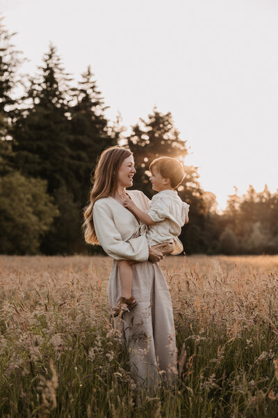 Motherhood shoot in een bloemenveld in Roosendaal