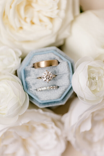 WEDDING RINGS IN GOLD SETTING