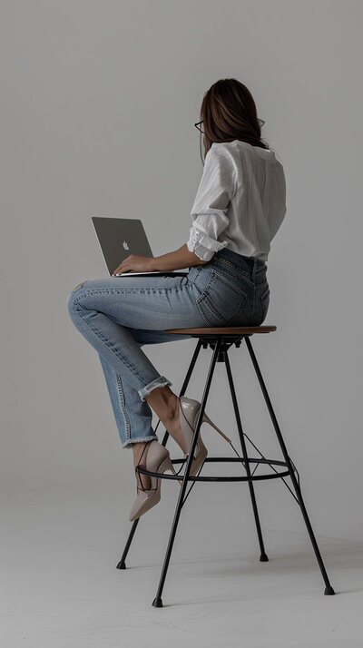iri4696_A_person_wearing_jeans_and_high_heels_is_sitting_on_a_0d6d0623-32a4-4821-b372-73828fb684b9_0 (1)