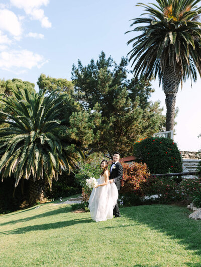la venta inn wedding bride and groom looking back candid photography