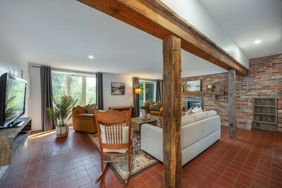 4204 Conc 8 family room (6)