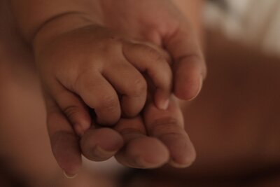 main bébé