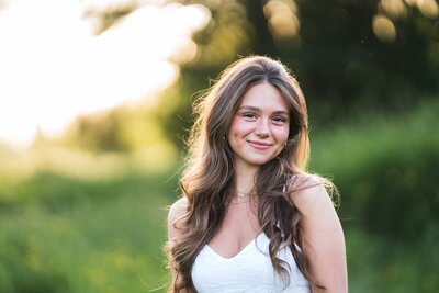 High school senior girl for outdoor Snoqualmie Photo