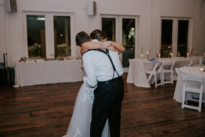 Minnesota Wedding Photographer captures bride and groom's first dance