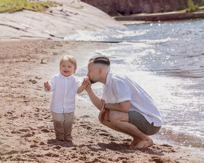 Smilende familie samlet til profesjonell fotografering