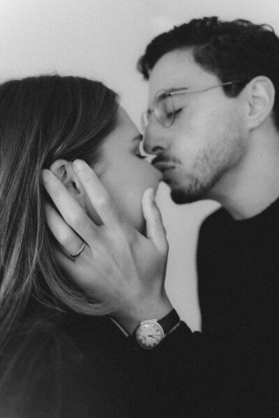 man-geeft-vrouw-kusje-op-haar-neus