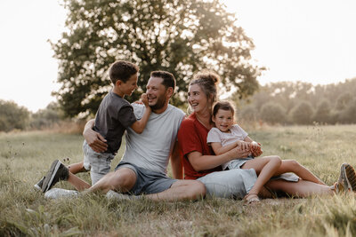 pasgeboren baby in handen van mama