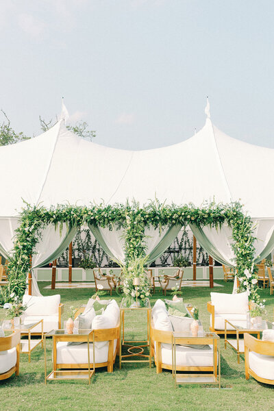 married couple holding a parasol snuggling 