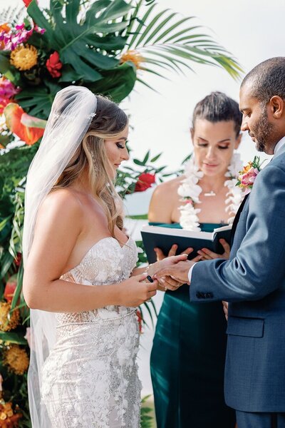 wedding-ceremony-tropical-april