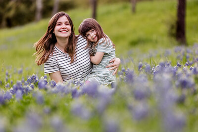 Picture of mom and daughter in a bluebonnet field