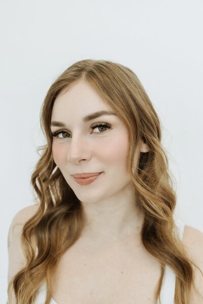 Strawberry blonde Austin woman with hybrid lash extensions set
