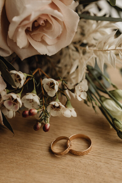 kaboompics_wedding-rings-flowers-31923